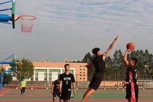 攻克篮球球场防守技巧的秘籍（从零基础到防守高手，一步步学习提高你的篮球防守能力）