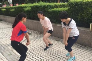 掌握排球的动作要领和训练方法（打好排球基础，成为技高一筹的球员）