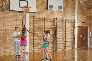 女生篮球防守技巧教学（提升女生篮球防守水平，实现全面进步）