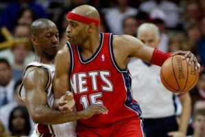 NBA篮球中的侵略性防守（解析NBA球员如何运用侵略性防守来打破对手的进攻）