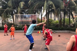 提高篮球防守技巧的关键（通过学习假投技巧提升篮球防守水平）