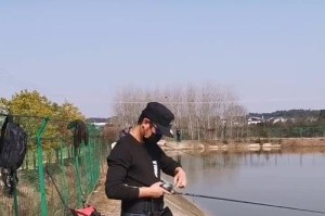 探索路亚黑坑钓鱼的高效思路（以技巧和策略为关键，钓到丰收的成果）
