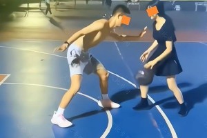 女生篮球比赛中的身体接触（探讨女生防守篮球中身体接触的必要性与尊重边界）