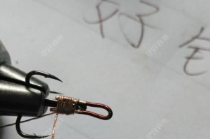 掌握以路亚杆钓鱼的正确安装方法（从选择到组装，轻杆钓鱼更上一层楼）