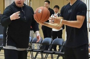 美国顶级篮球防守训练师的秘诀（揭秘顶级训练师的训练方法和技巧）