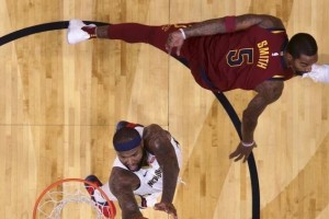 打造全能中锋——掌握8人足球中锋跑位技巧（精准定位、迅猛冲击，中锋跑位成就攻门之王）