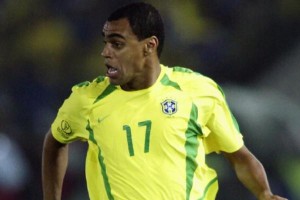 足球过人技巧拆解（揭秘足球场上的技巧绝活）