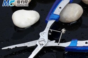 路亚摘钩器钓鱼技巧大揭秘（轻松摘钩，高效捕鱼，路亚摘钩器成为钓鱼好帮手）