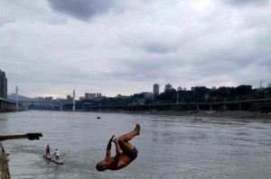 游泳钓鱼两不误的技巧教学（畅游水中，享受钓鱼的乐趣，水中垂钓）