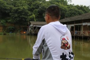 揭秘路亚钓鱼高手专治黑坑老板的绝招（一位路亚钓鱼高手如何击败黑心钓场老板，保护钓鱼爱好者权益？）