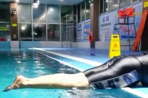学游泳初学者入门技巧（掌握游泳基本动作，迈出游泳的第一步）