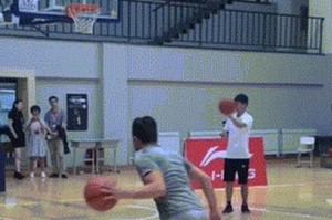 掌握排球背向运球动作的要领（提高背向运球技术的关键步骤和技巧）