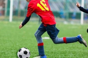 足球技巧29个大揭秘！（提升你的足球技能，成为球场焦点）