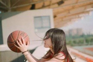 女生打篮球防守技巧大揭秘（提升防守能力，成为篮球场上的守护神！）