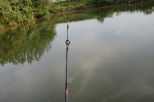 如何应对严重的走水情况下进行路亚钓鱼（钓鱼技巧和装备选择是关键）
