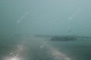 下雨天能否钓鱼？（探讨路亚钓鱼在雨天的效果与技巧）