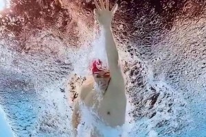 掌握游泳技巧，享受水中打水的乐趣（水中打水技巧的训练和应用）