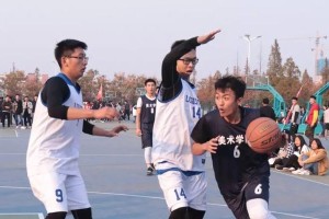 女生和男生在篮球场上的友好握手（共同体验篮球乐趣，彰显团队精神）