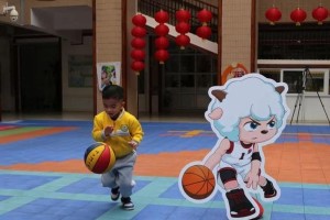 篮球小孩子九岁防守脚步的重要性（培养小篮球运动员的基本功，关键在防守脚步）