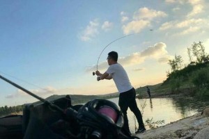 河里玩路亚钓鱼竿的乐趣（探索河流中的钓鱼世界，用路亚钓鱼竿迎接挑战与乐趣）