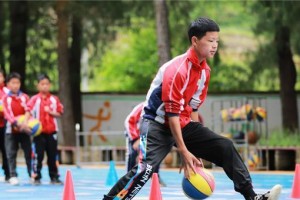 篮球小学防守反击训练之路（拥抱梦想，从小学篮球防守反击训练开始）