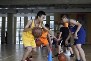 青训半场篮球防守脚步的重要性（以脚步技术提升篮球防守效果）