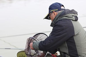 冬天钓鱼（探讨冬季钓鱼方式，选择最佳钓法）