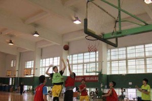 篮球身体前倾防守技巧（掌握前倾防守，提升篮球防守效果）