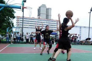 中国学生篮球比赛中搞笑防守瞬间（逗笑全场的精彩防守招数）