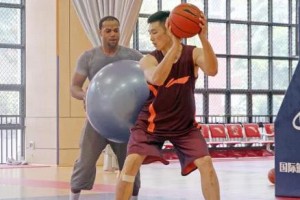 探秘NBA篮球运球与防守技巧（从基本功到高级技巧，打造完美的篮球运球与防守能力）