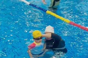 小孩学游泳学换气技巧（培养孩子游泳技巧，掌握正确的换气方法，让他们享受水中乐趣）