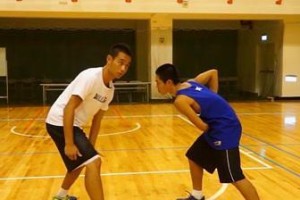 从零开始学习篮球防守技巧（打造坚不可摧的篮球防守基础）