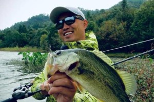 路亚野钓鱼还是人多好？（探讨钓鱼体验的独特之处和人多的社交优势）