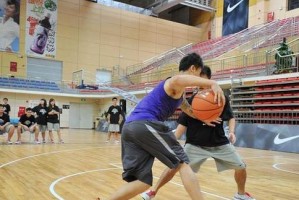 篮球防守人的移动距离对比研究（探究篮球防守人在不同战术下的移动距离及其影响因素）