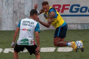 掌握足球夹球过人技巧，成为球场巧手（如何通过夹球技巧在比赛中轻松过人、）