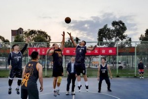 篮球防守反击跑动路线的关键因素（掌握反击节奏，提升进攻效率）