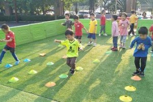 足球原地小碎步技巧教学（掌握原地小碎步技巧，提升足球控球能力）