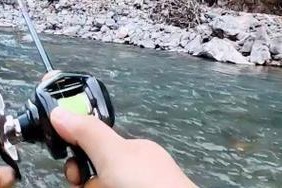 冬天也适合使用路亚竿钓鱼吗？（探讨冬季使用路亚竿钓鱼的技巧和策略）