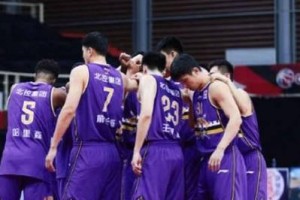 篮球教练防守受伤赔偿（探讨篮球教练在防守时受伤的赔偿责任及保障措施）