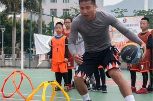 小朋友篮球防守训练方法（提高篮球防守技巧的有效训练方法）