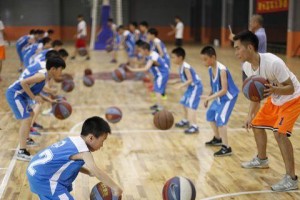 全面提升篮球防守能力的训练方法（构建坚实篮球防守体系，拥有无懈可击的防守战术）